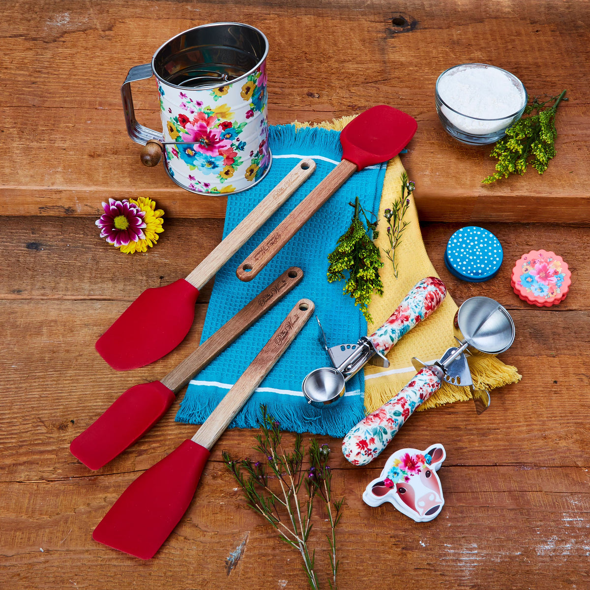 10-Piece Baking Tools Set with Sifter, Scoops, Spatulas, and Clips, Red P56447