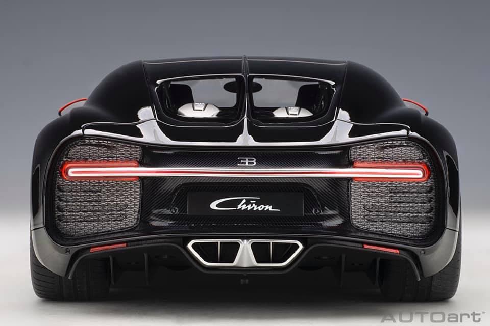 1:12 Scale Italian Red Nocturne Black Bugatti Chiron Q5013