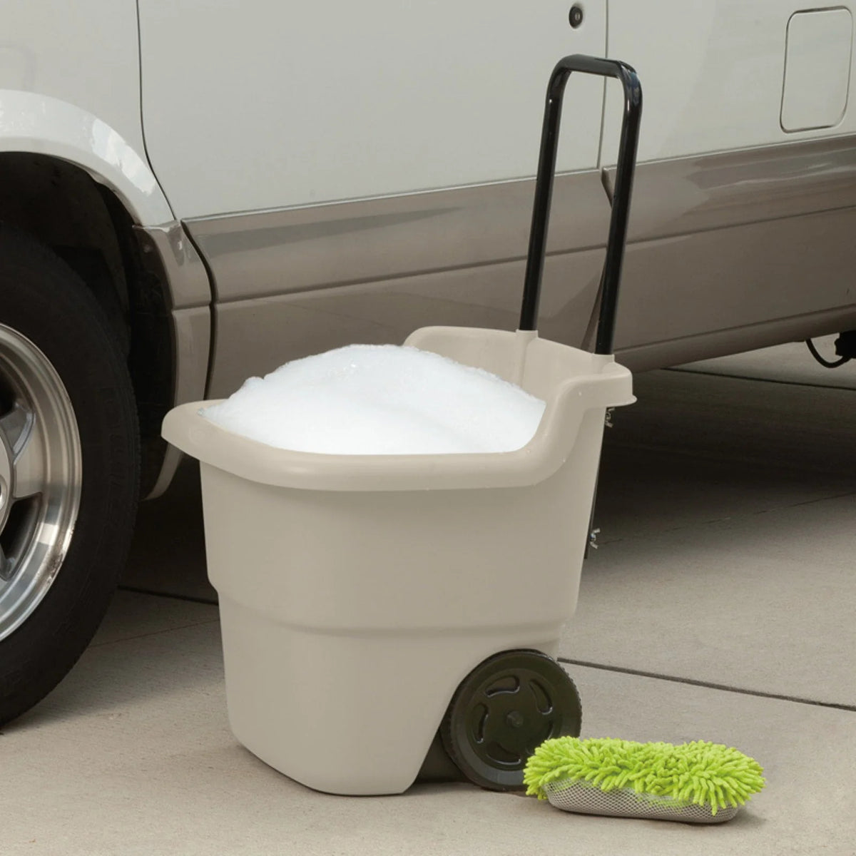 15 Gallon Resin Rolling Lawn and Utility Cart Z383