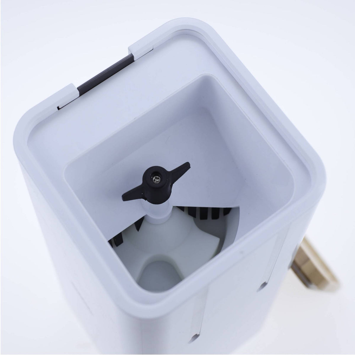 White Pet Treat Dispenser with Camera F2536